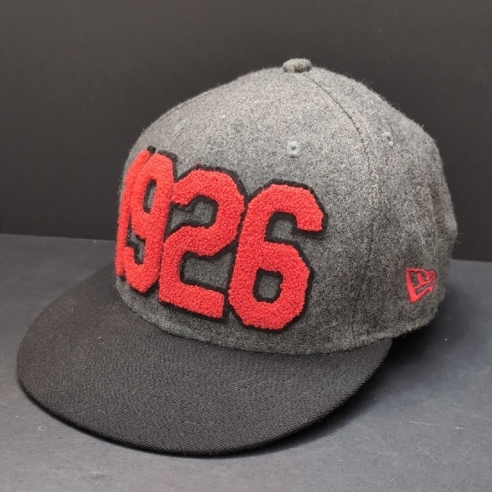 New Era, 9Fifty,1926 Chicago Blackhawks NHL Men's Gray/ Black Snapback Hat.